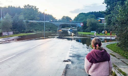 Hyppigere og voldsommere oversvømmelser skaber problemer for store og små.